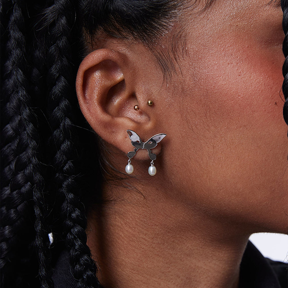 PEARL DROP ALIEN KISS EARRING