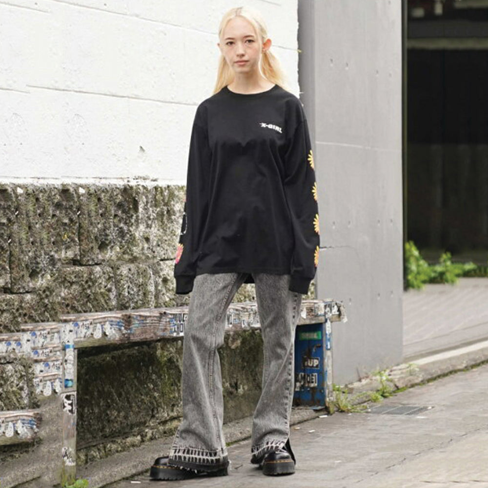 
            
                Load image into Gallery viewer, Monochrome Daisy L/S Tee Black
            
        